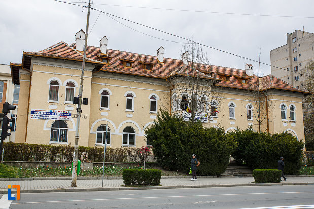 poza-cu-casa-de-cultura-a-studentilor-din-petrosani-judetul-hunedoara.jpg