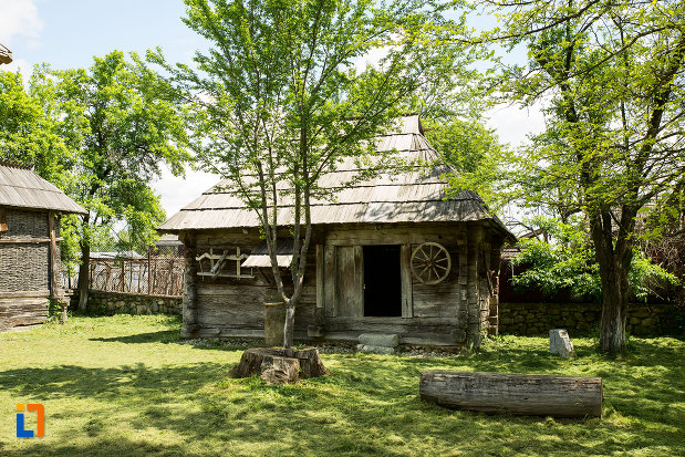 poza-cu-casa-memoriala-constantin-brancusi-din-hobita-judetul-gorj.jpg