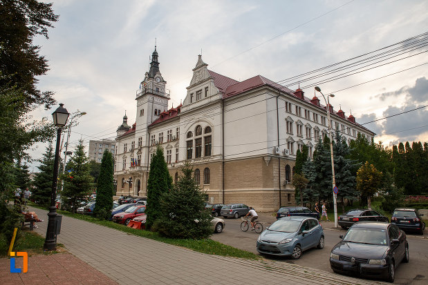 poza-cu-cladirea-administrativa-a-orasului-azi-prefectura-si-consiliul-judetean-suceava-dintr-o-parte.jpg