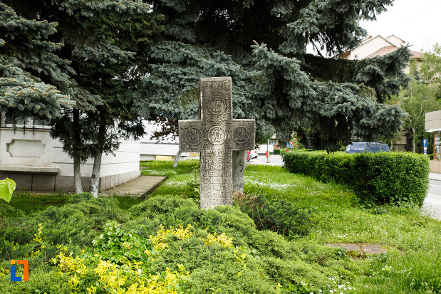 poza-cu-crucea-de-piatra-din-ramnicu-valcea-judetul-valcea.jpg