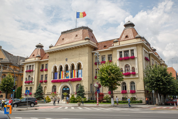 poza-cu-fostul-palat-al-prefecturii-azi-primaria-din-targu-mures-judetul-mures-din-lateral.jpg