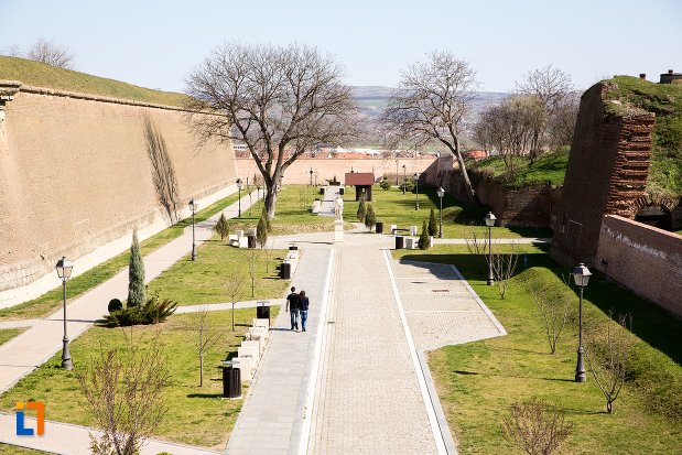 poza-cu-gradina-de-la-cetatea-alba-carolina-din-alba-iulia-judetul-alba.jpg