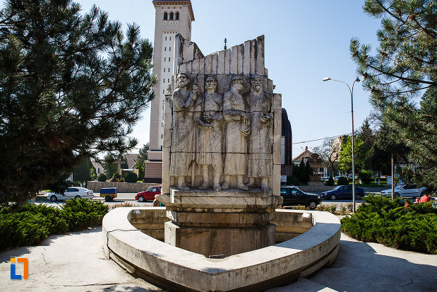 poza-cu-grupul-statuar-palia-din-orastie-judetul-hunedoara.jpg