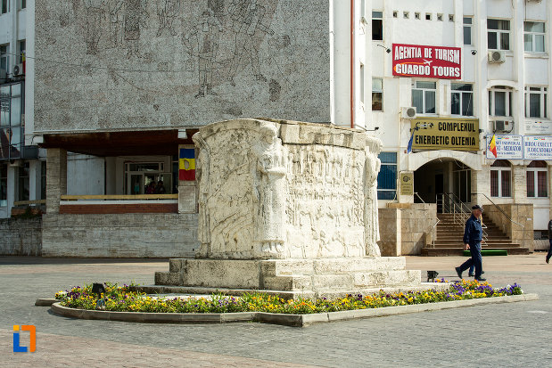 poza-cu-mausoleul-eroinei-ecaterina-teodoroiu-din-targu-jiu-2.jpg