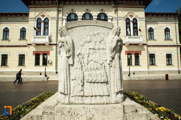 poza-cu-mausoleul-eroinei-ecaterina-teodoroiu-din-targu-jiu.jpg