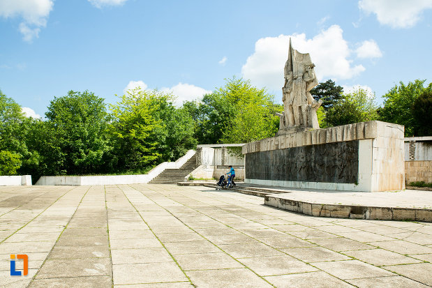 poza-cu-monumentul-comemorativ-al-razboiului-de-independenta-din-calafat-judetul-dolj.jpg