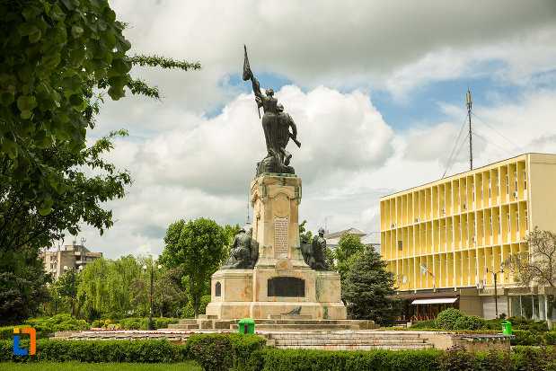 poza-cu-monumentul-eroilor-din-caracal-judetul-olt.jpg