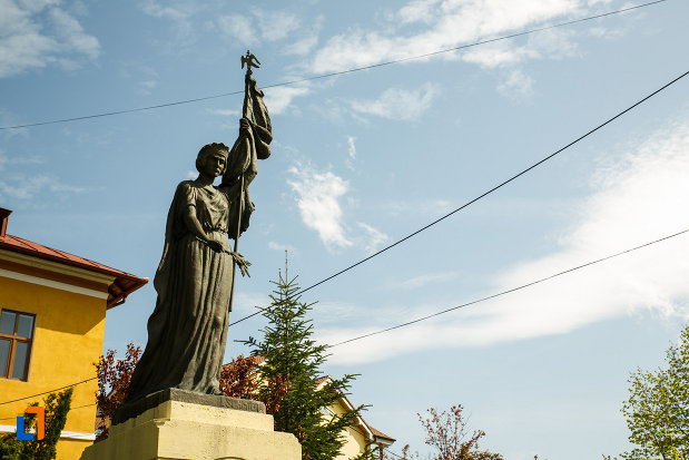poza-cu-monumentul-eroilor-din-ocnele-mari-judetul-valcea.jpg