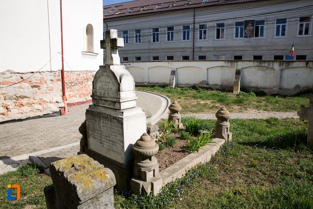 poza-cu-mormant-din-cimitirul-bisericii-grecesti-bunavestire-din-alba-iulia-judetul-alba.jpg