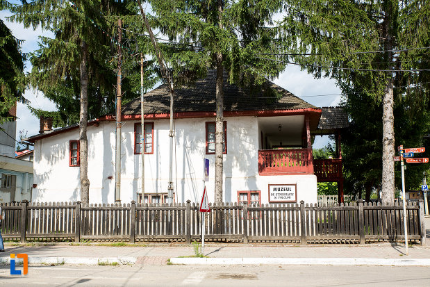 poza-cu-muzeu-de-etnografie-si-folclor-din-pucioasa-judetul-dambovita.jpg