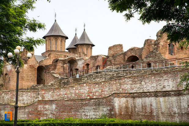 poza-cu-palatul-domnesc-ruine-palatul-petru-cercel-din-targoviste-judetul-dambovita-din-departarare.jpg