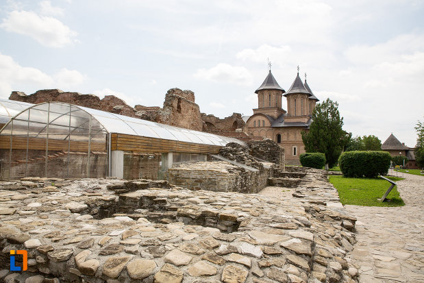 poza-cu-palatul-domnesc-ruine-palatul-petru-cercel-din-targoviste-judetul-dambovita.jpg