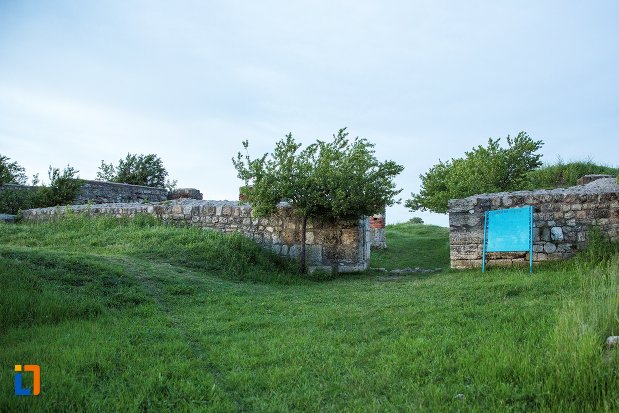 poza-cu-poarta-de-veste-de-la-cetatea-romana-sucidava-din-corabia-judetul-olt.jpg