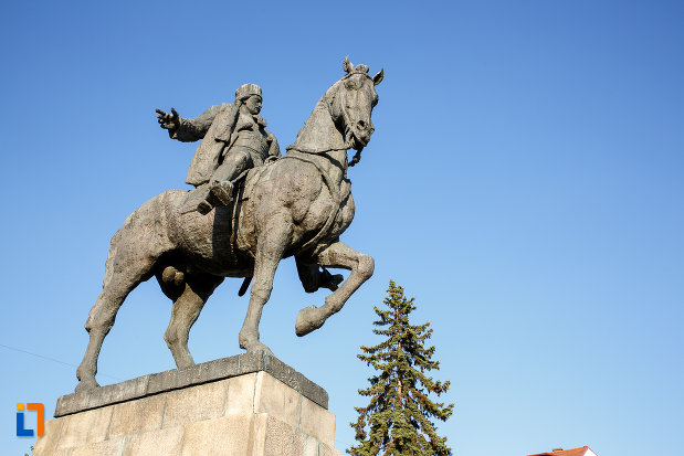 poza-cu-statuia-lui-avram-iancu-din-targu-mures-judetul-mures.jpg