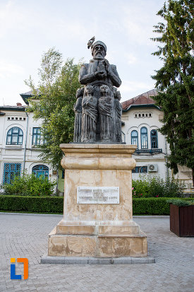 poza-cu-statuia-lui-constantin-basarab-brancoveanu-si-fii-sai-din-targoviste-judetul-dambovita-din-fata.jpg