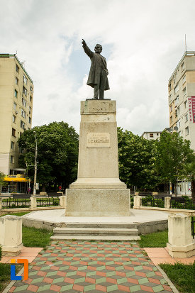 poza-cu-statuia-lui-i-c-bratianu-din-galati-judetul-galati.jpg