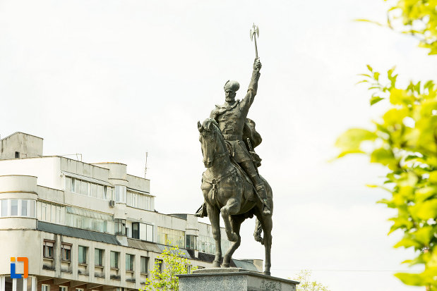 poza-cu-statuia-lui-mihai-viteazu-din-craiova-judetul-dolj.jpg