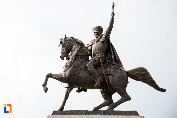 poza-cu-statuia-lui-mihai-viteazu-din-giurgiu-judetul-giurgiu.jpg