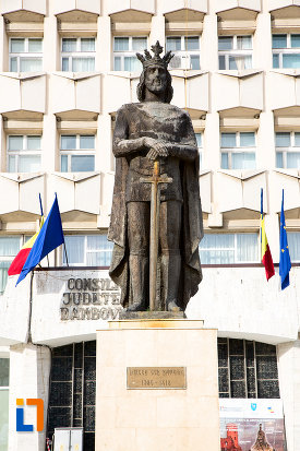 poza-cu-statuia-lui-mircea-cel-batran-din-targoviste-judetul-dambovita.jpg