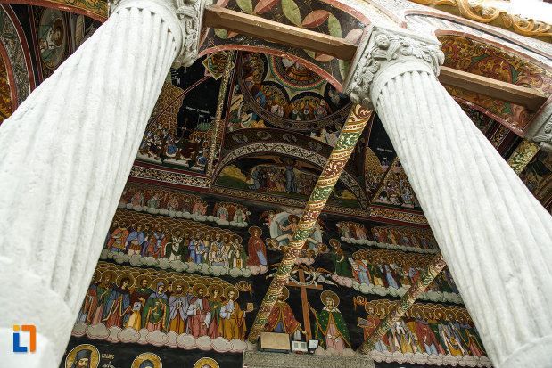 poza-de-la-biserica-toti-sfintii-1764-din-ramnicu-valcea-judetul-valcea.jpg