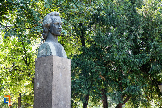 poza-din-lateral-cu-bustul-lui-mihai-eminescu-din-giurgiu-judetul-giurgiu.jpg