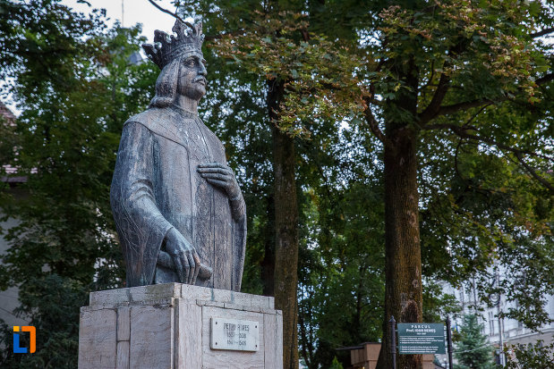 poza-din-lateral-cu-bustul-lui-petru-rares-din-suceava-judetul-suceava.jpg