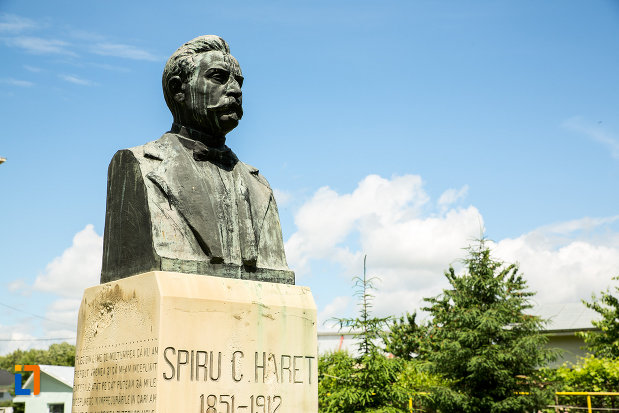 poza-din-lateral-cu-bustul-lui-spiru-haret-din-tecuci-judetul-galati.jpg