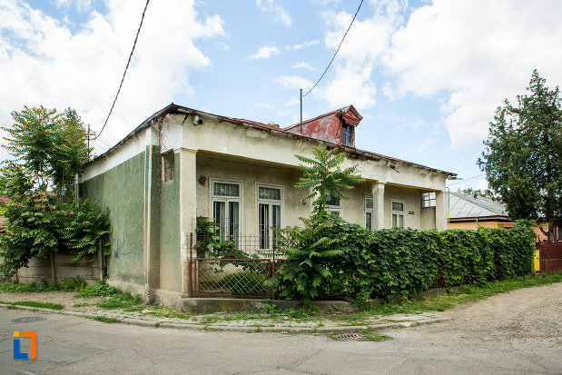 poza-din-lateral-cu-casa-natalia-negru-si-casa-calistrat-hogas-din-tecuci-judetul-galati.jpg