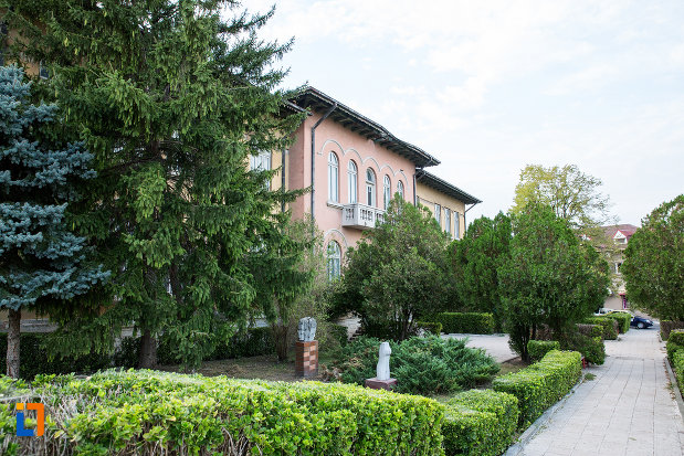 poza-din-lateral-cu-muzeul-de-arta-lucian-grigorescu-din-medgidia-judetul-constanta.jpg
