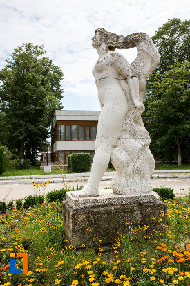 poza-din-lateral-cu-statuia-cultura-fizica-din-eforie-nord-judetul-constanta.jpg