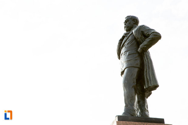 poza-din-lateral-cu-statuia-lui-anghel-saligny-din-constanta-judetul-constanta.jpg