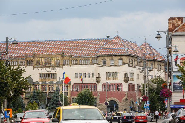 poza-indepartata-cu-palatul-culturii-filarmonica-biblioteca-si-muzeul-de-arta-din-targu-mures-judetul-mures.jpg