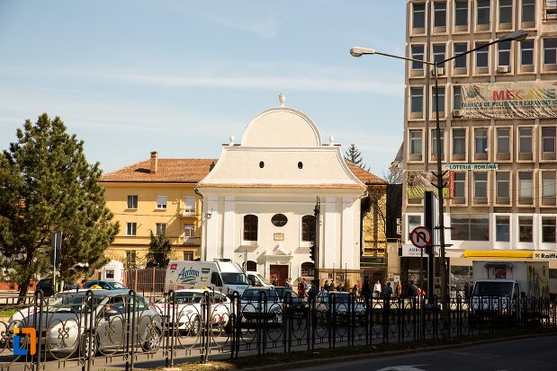 poza-indepartata-cu-sinagoga-din-alba-iulia-judetul-alba.jpg