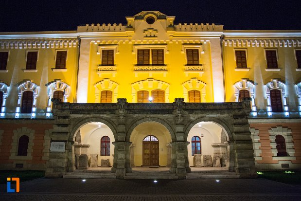 poza-nocturna-cu-muzeul-national-al-unirii-din-alba-iulia-judetul-alba.jpg