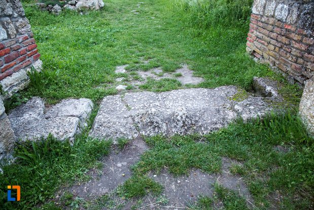 prag-de-piatra-de-la-asezarea-romana-sucidava-din-corabia-judetul-olt.jpg