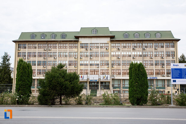 prefectura-judeului-ialomita-din-slobozia-vazuta-din-fata.jpg