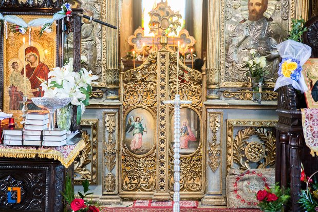 prim-plan-cu-altarul-din-biserica-adormirea-maicii-domnului-mavrodolu-din-pitesti-judetul-arges.jpg