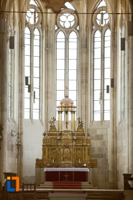 prim-plan-cu-altarul-din-catedrala-romano-catolica-sfantul-mihail-din-alba-iulia-judetul-alba.jpg