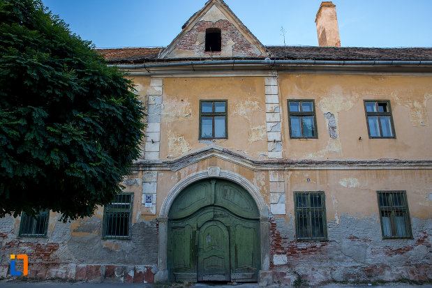 prim-plan-cu-ansamblul-orfelinatului-terezian-din-sibiu-judetul-sibiu.jpg