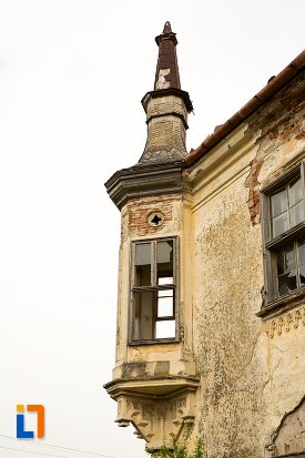 prim-plan-cu-balcon-de-la-ansamblul-castelului-teleky-din-uioara-de-sus-judetul-alba.jpg