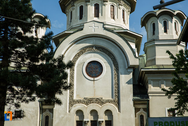 prim-plan-cu-biserica-adormirea-maicii-domnului-din-dragasani-judetul-valcea.jpg