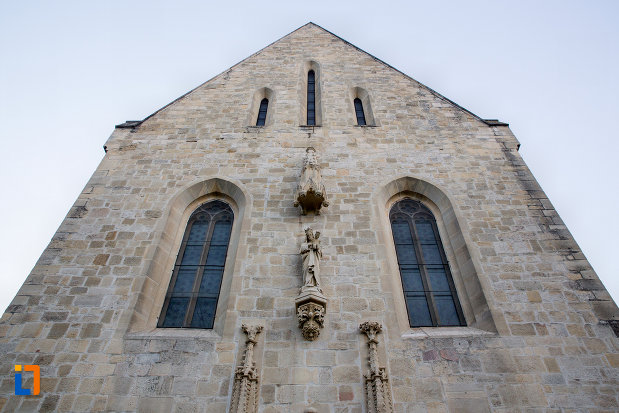 prim-plan-cu-biserica-romano-catolica-calvaria-din-cluj-napoca-judetul-cluj.jpg