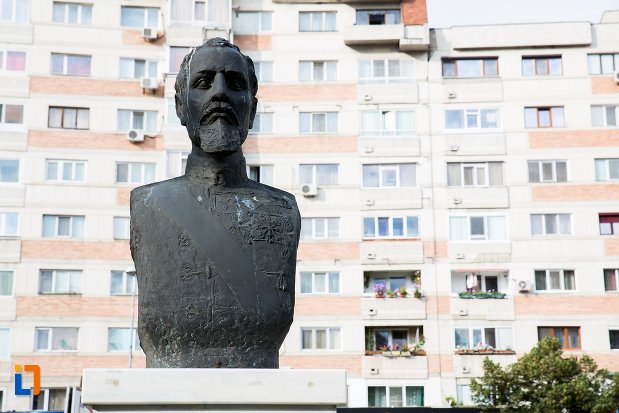 prim-plan-cu-bustul-lui-al-ioan-cuza-din-pitesti-judetul-arges.jpg