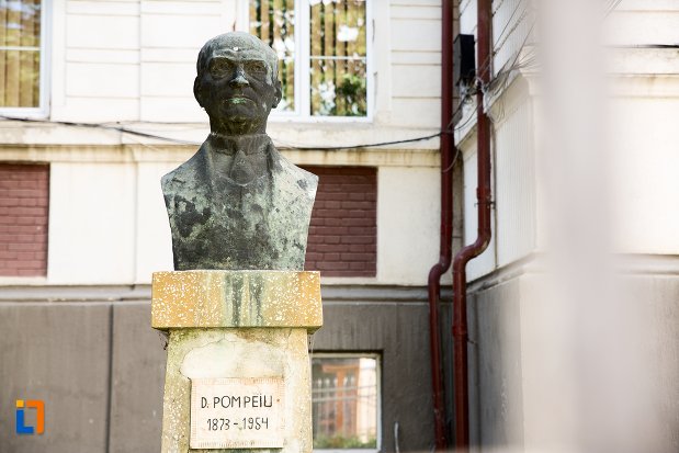 prim-plan-cu-bustul-lui-d-pompeiu-din-dorohoi-judetul-botosani.jpg