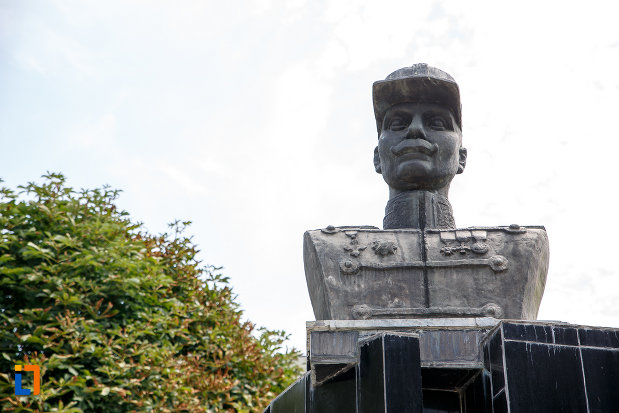 prim-plan-cu-bustul-lui-david-praporgescu-din-turnu-magurele-judetul-teleorman.jpg