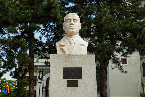 prim-plan-cu-bustul-lui-gib-i-mihaescu-din-dragasani-judetul-valcea.jpg