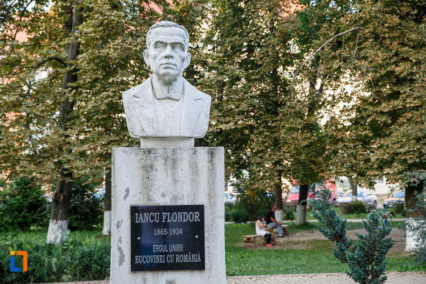 prim-plan-cu-bustul-lui-iancu-flondor-din-radauti-judetul-suceava.jpg