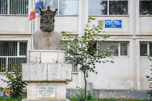 prim-plan-cu-bustul-lui-latcu-voda-din-siret-judetul-suceava.jpg