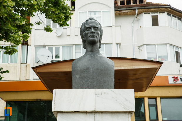 prim-plan-cu-bustul-lui-mihai-eminescu-din-focsani-judetul-vrancea.jpg