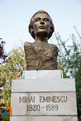 prim-plan-cu-bustul-lui-mihai-eminescu-din-rosiorii-de-vede-judetul-teleorman.jpg
